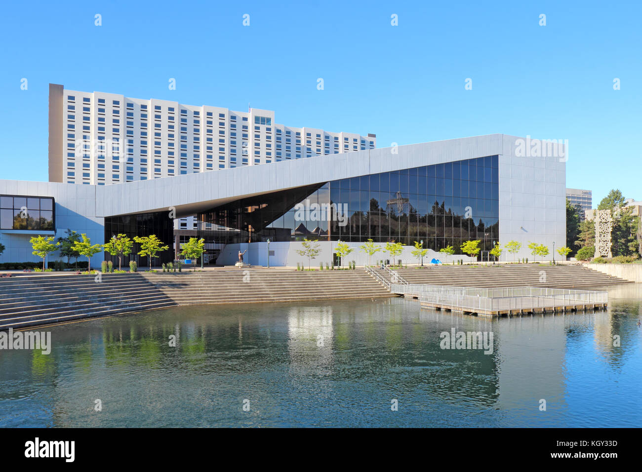 SPOKANE, WASHINGTON - 3 GIUGNO 2016: INB Performing Arts Center e Spokane River a Spokane, Washington. Questo luogo di intrattenimento con 2.700 posti a sedere Foto Stock