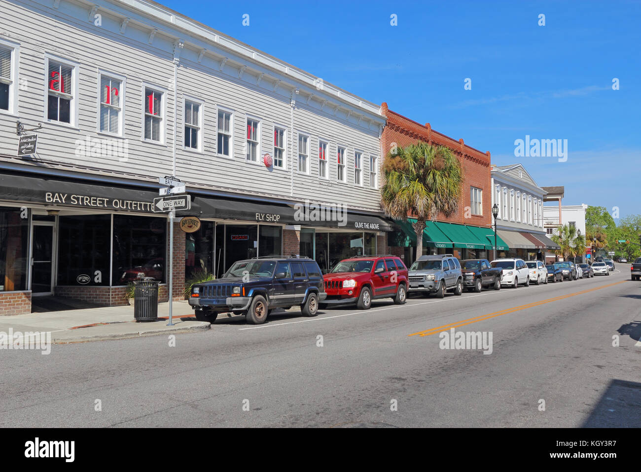 BEAUFORT, SOUTH CAROLINA - 16 APRILE 2017: Aziende su Bay Street vicino al lungomare nel quartiere storico del centro di Beaufort, la seconda casa Foto Stock