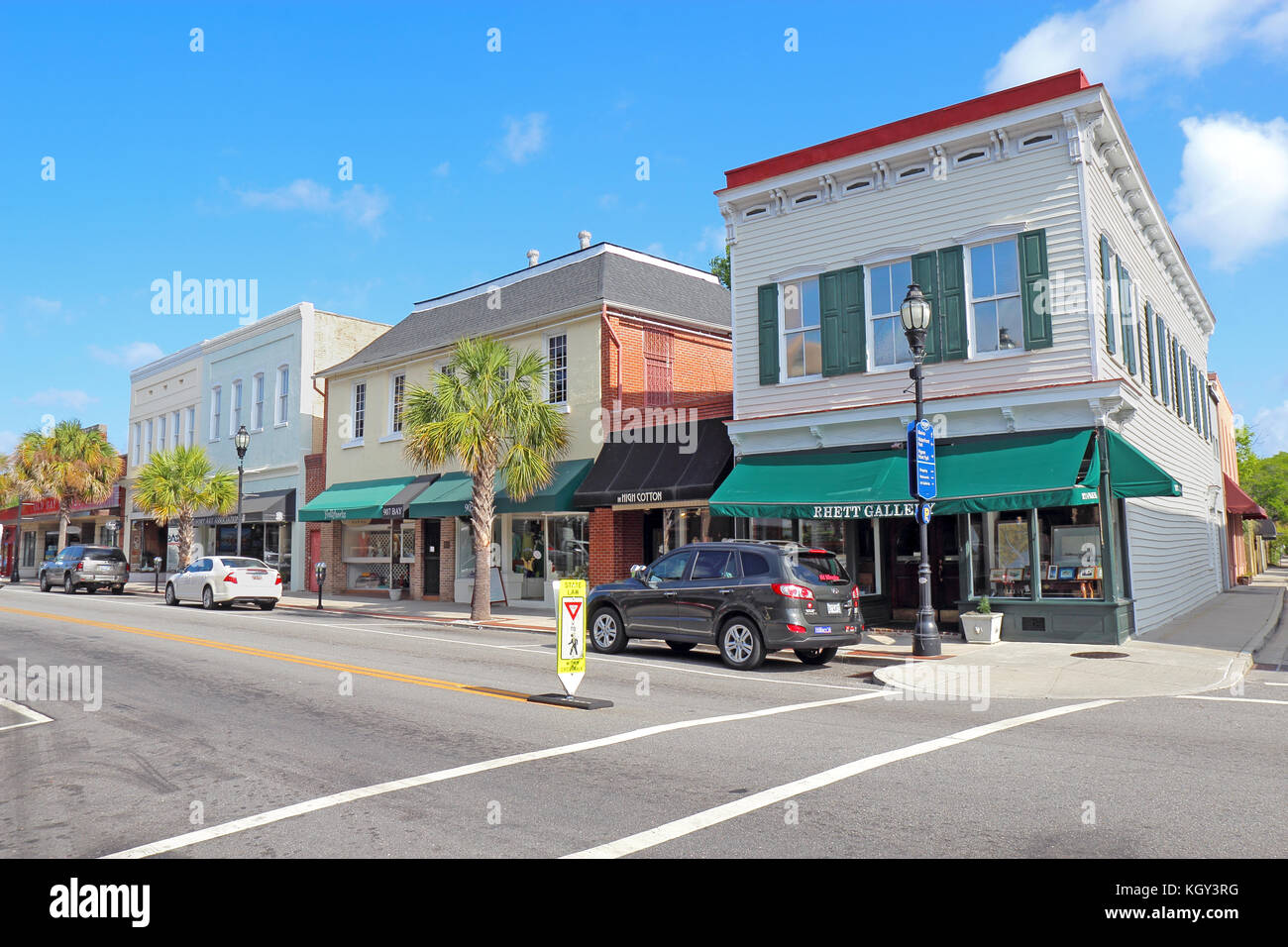 BEAUFORT, SOUTH CAROLINA - 17 APRILE 2017: Aziende su Bay Street vicino al lungomare nel quartiere storico del centro di Beaufort, la seconda casa Foto Stock