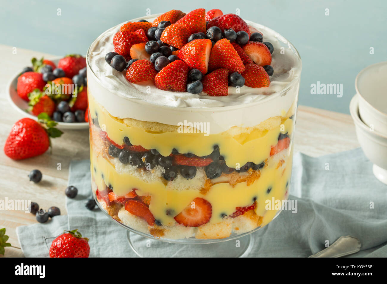 Dolci fatti in casa bavarese di fragole dessert con crema pasticcera e una fetta di torta Foto Stock