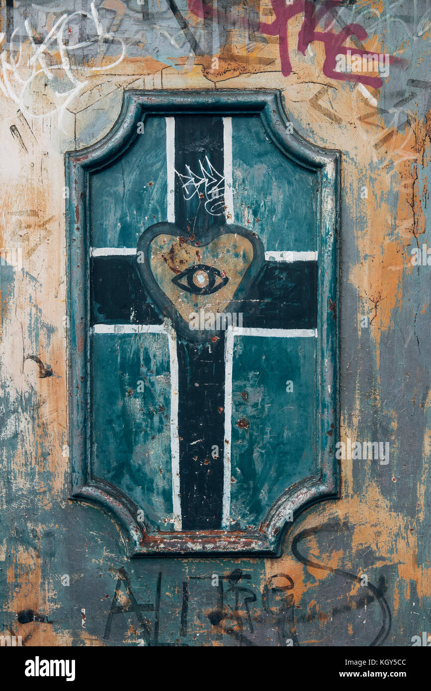 Arte di strada sul weathered rusty parete in Camden, Londra. Foto Stock