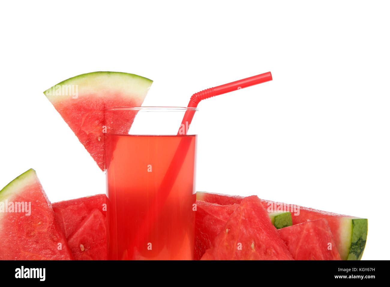 Chiusura del bicchiere di limonata anguria circondato da frutta rossa di paglia, fetta di cocomero sul lato della coppa, isolati su sfondo bianco. Foto Stock