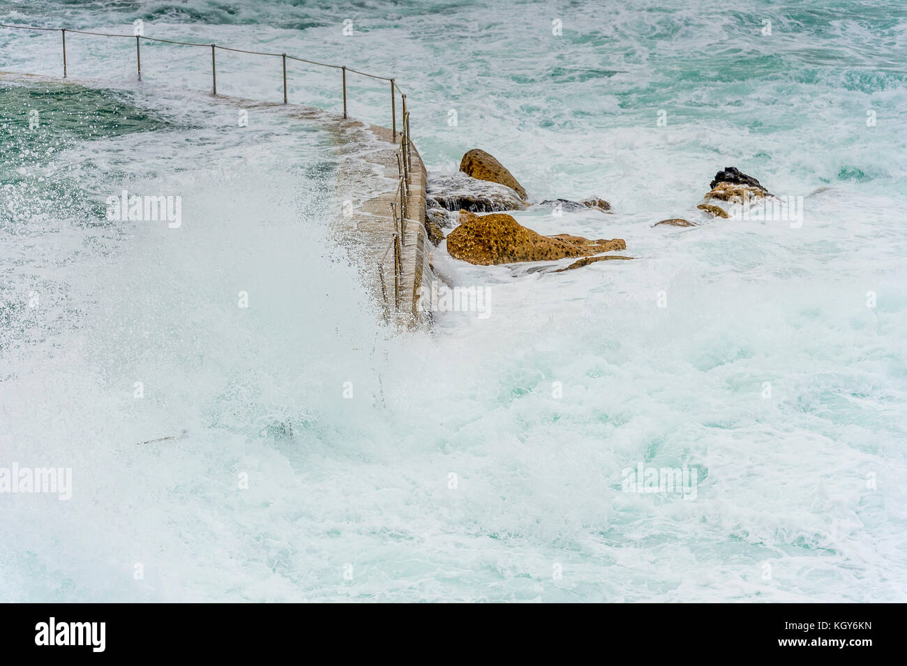 Big Surf condizioni a Bronte Beach rock pool di Sydney, NSW, Australia Foto Stock