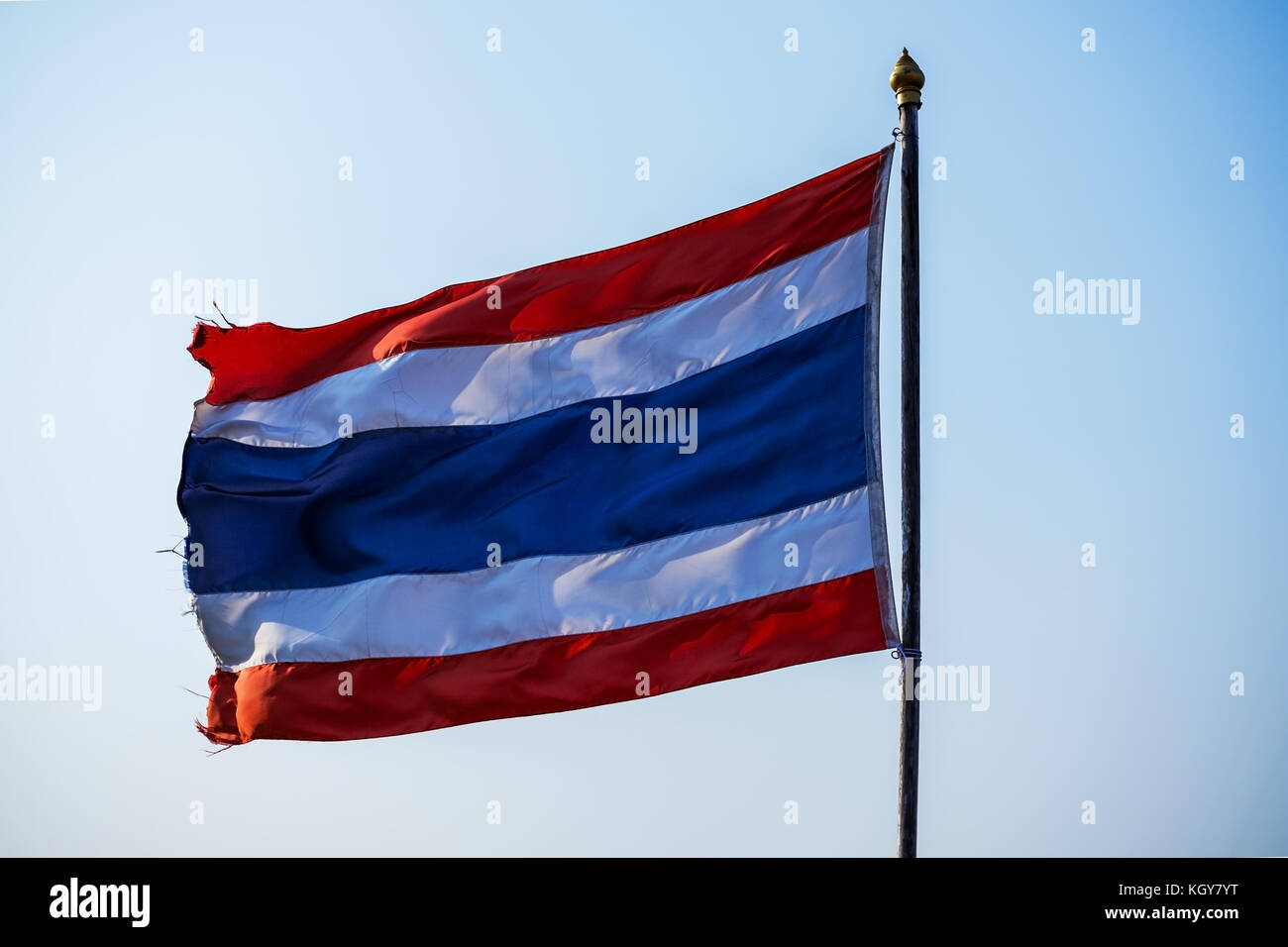 Sventola bandiera tailandese della Tailandia con cielo blu Foto Stock