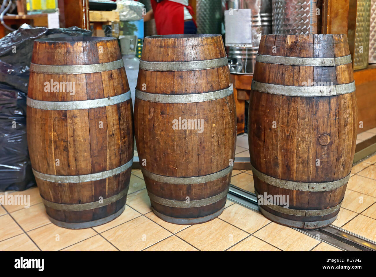 Tre oak botti in legno per l' olio d' oliva Foto stock - Alamy