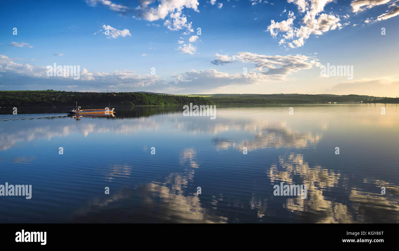 Vista aerea della nave nel lago Foto Stock