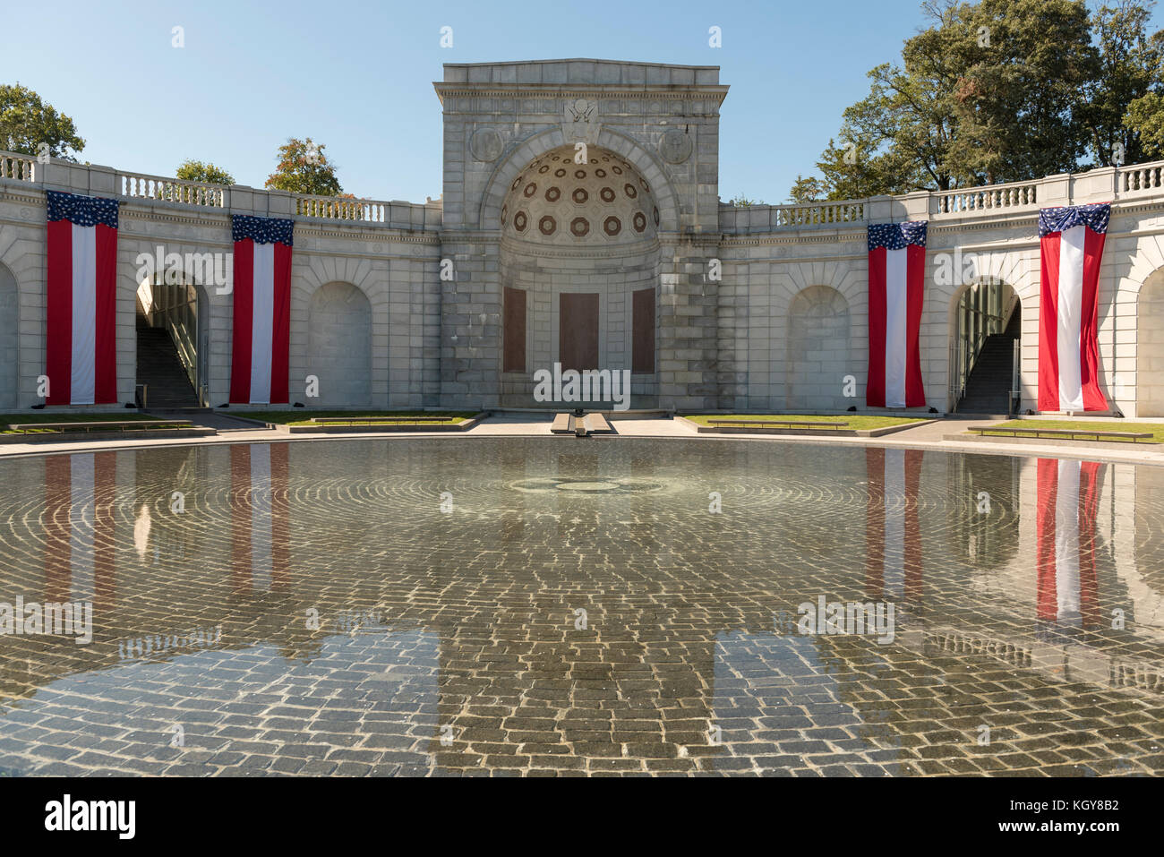 Le donne in servizio militare per l'America Memorial, il Cimitero Nazionale di Arlington, Washington DC con banner che rappresenta gli Stati Uniti strs e strisce di bandiera Foto Stock