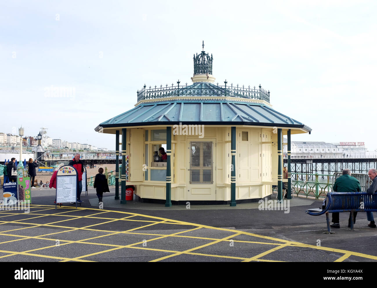 Recentemente ristrutturato il rifugio hall kiosk su Brighton e Hove lungomare a fondo di East street che è stata spostata da East street Foto Stock