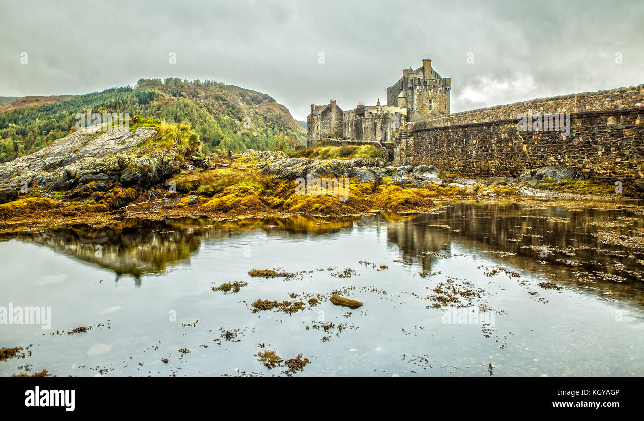 Il bellissimo Castello Eilean Donan in autunno Foto Stock