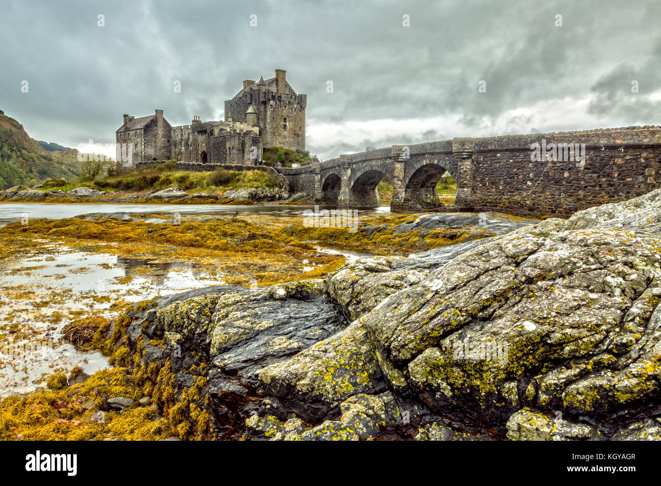 Il bellissimo Castello Eilean Donan in autunno Foto Stock