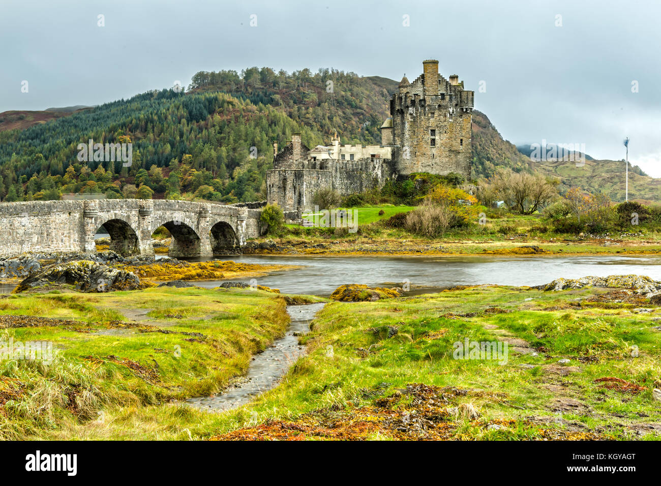 Il bellissimo Castello Eilean Donan in autunno Foto Stock