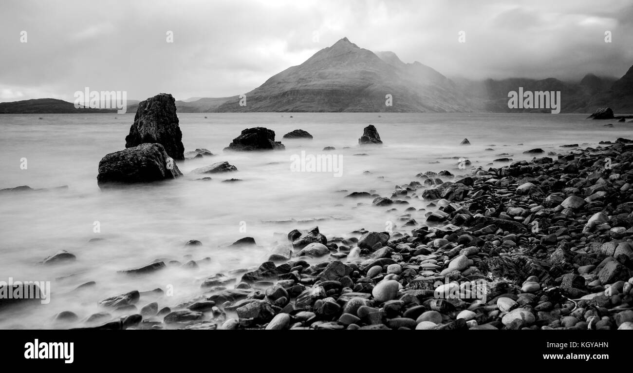 La costa a elgol in Scozia come una lunga esposizione in bianco e nero Foto Stock