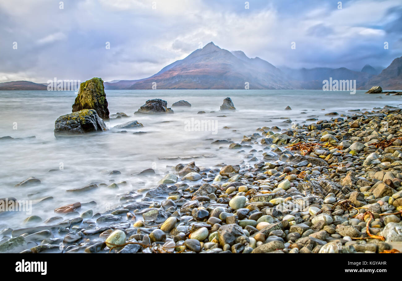 La costa di Elgol sull'isola di Skye in Scozia come esposizione lunga Foto Stock