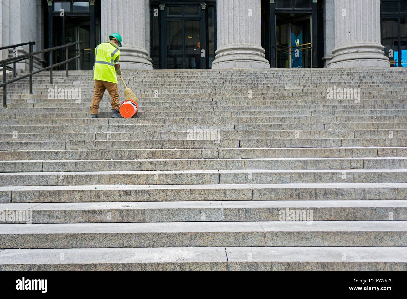 Un anonimo lavoratore comunale pulisce le fasi del James A. Farley post office su otto Avenue a Manhattan, New York City. Foto Stock