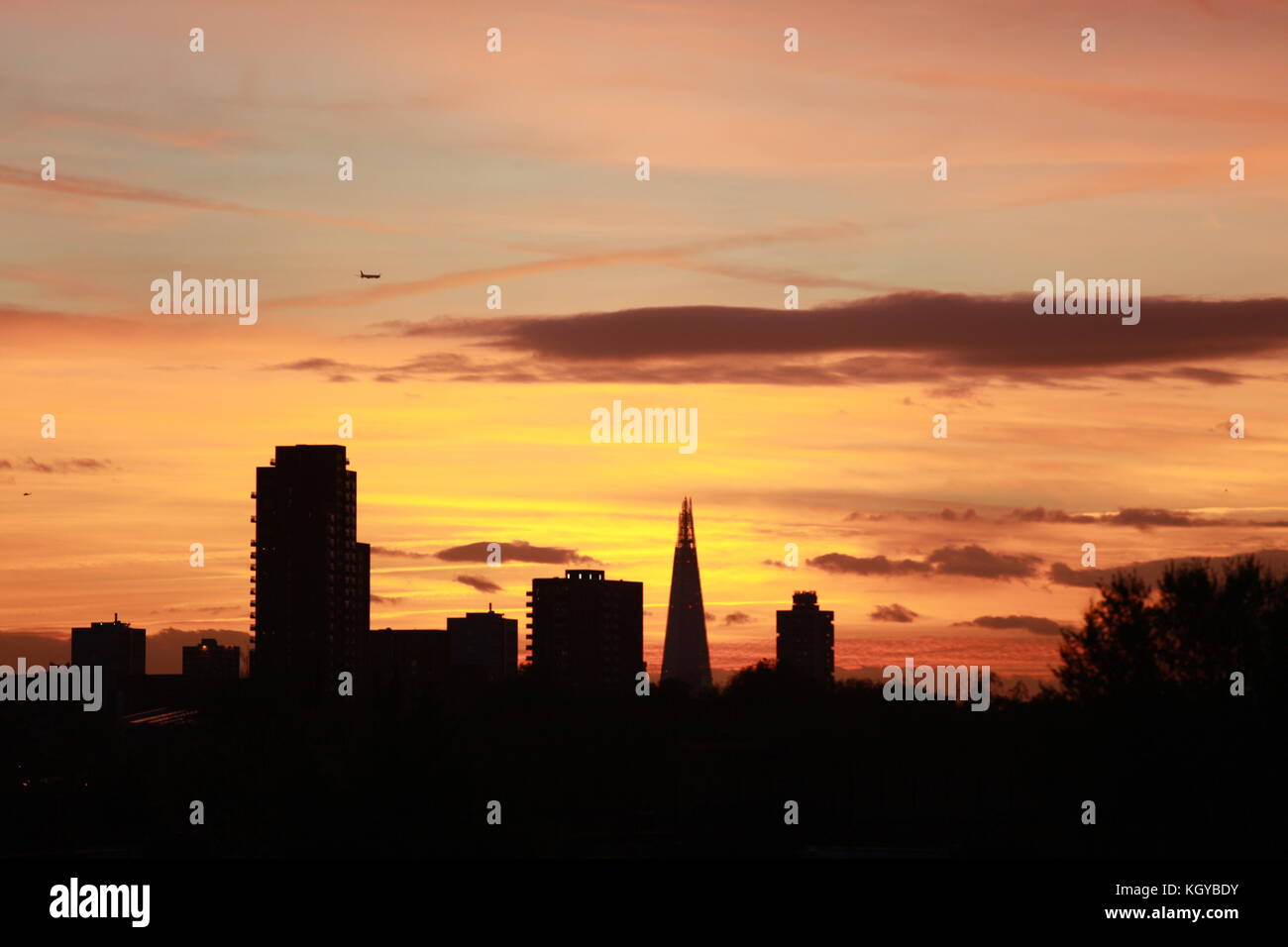 BHZ, spettacolare tramonto arancione su East London illumina lo skyline degli edifici. Foto Stock