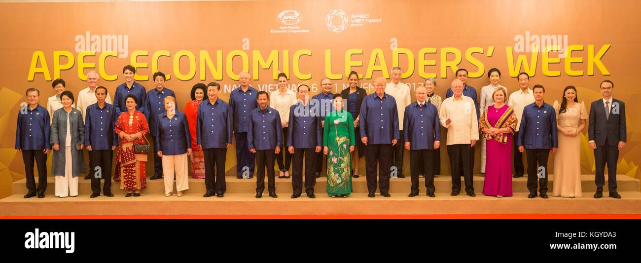 Danang, Vietnam. Decimo nov, 2017. Asia Pacific leader di stand per la foto di famiglia al vertice APEC riunione novembre 10, 2017 a danang, Vietnam. Credito: planetpix/alamy live news Foto Stock