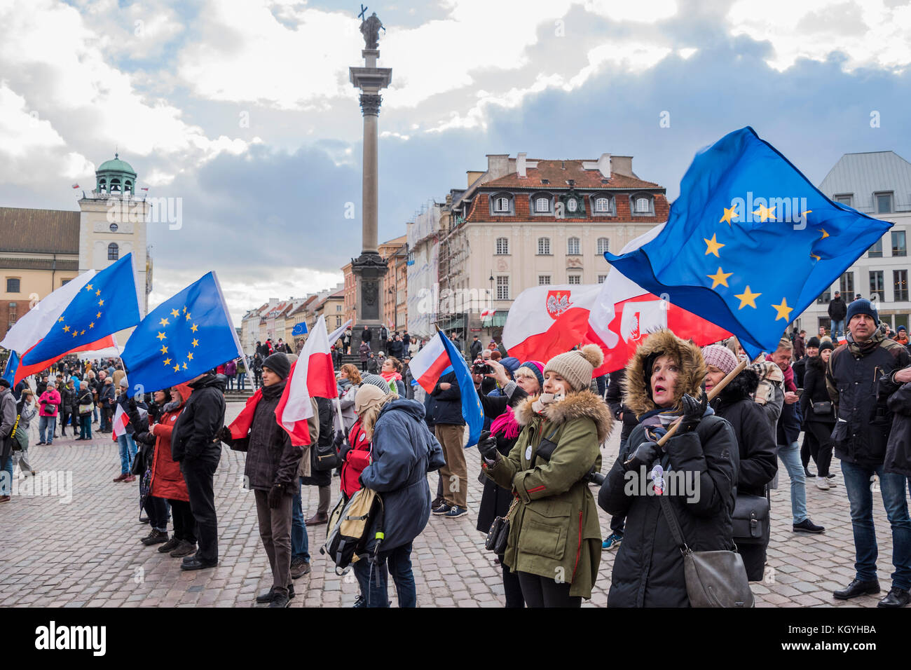 Varsavia, Polonia. Xi Nov, 2017. Una manifestazione a favore della democrazia al di fuori del Palazzo Reale in solidarietà con un uomo che si pone sul fuoco due settimane fa nella disperazione dello stato della politica polacca. Lucidare il giorno di indipendenza, Varsavia, Polonia. Varsavia, 11 Nov 2017. Credito: Guy Bell/Alamy Live News Foto Stock