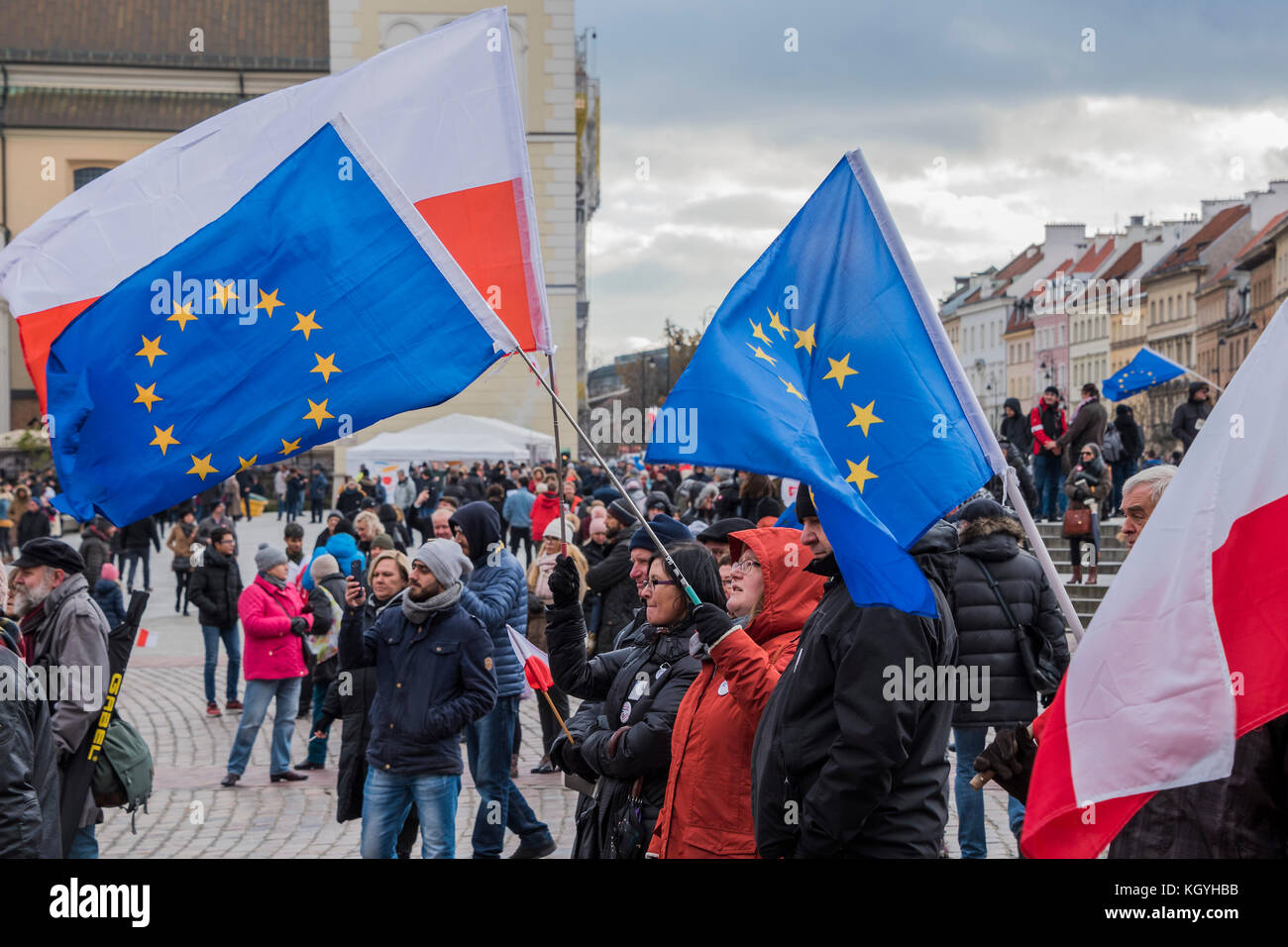 Varsavia, Polonia. Xi Nov, 2017. Una manifestazione a favore della democrazia al di fuori del Palazzo Reale in solidarietà con un uomo che si pone sul fuoco due settimane fa nella disperazione dello stato della politica polacca. Lucidare il giorno di indipendenza, Varsavia, Polonia. Varsavia, 11 Nov 2017. Credito: Guy Bell/Alamy Live News Foto Stock