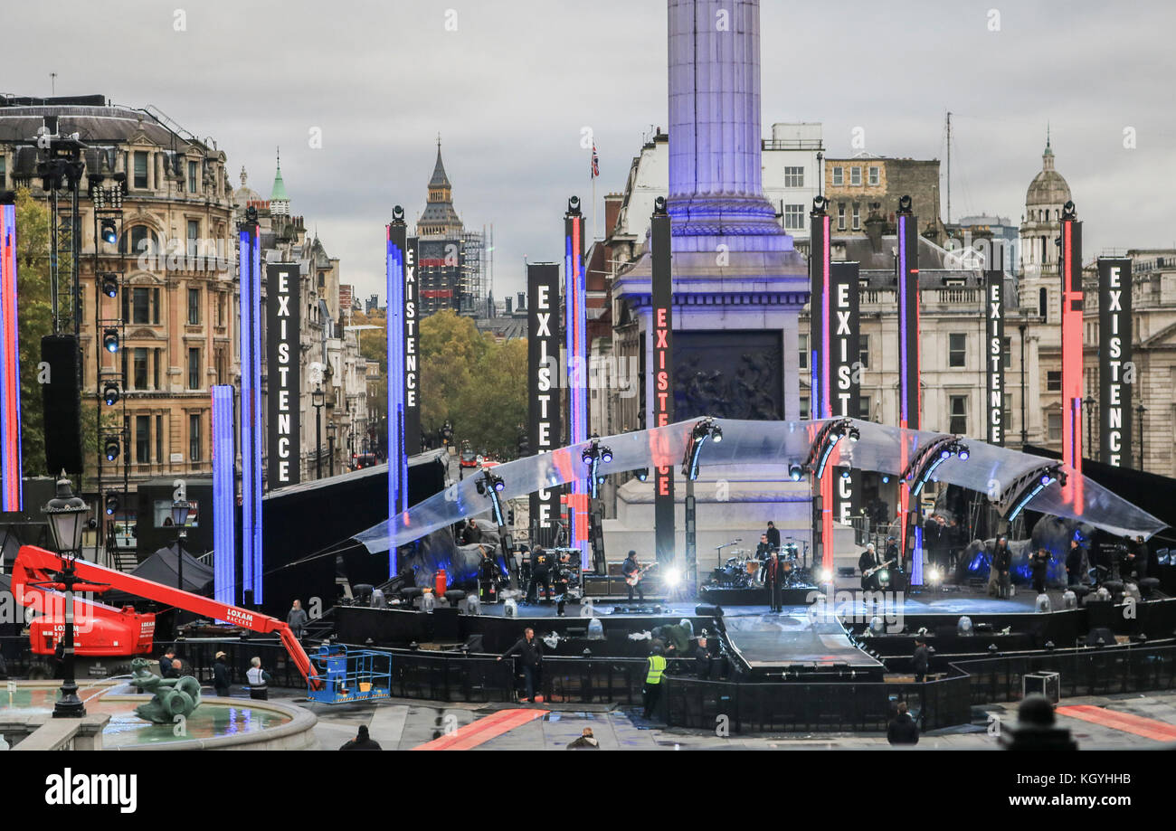 Londra, Regno Unito. Xi nov, 2017. ai membri la irish rock band U2 band provate sul palco a Trafalgar Square a Londra per il loro prossimo concerto credito: amer ghazzal/alamy live news Foto Stock