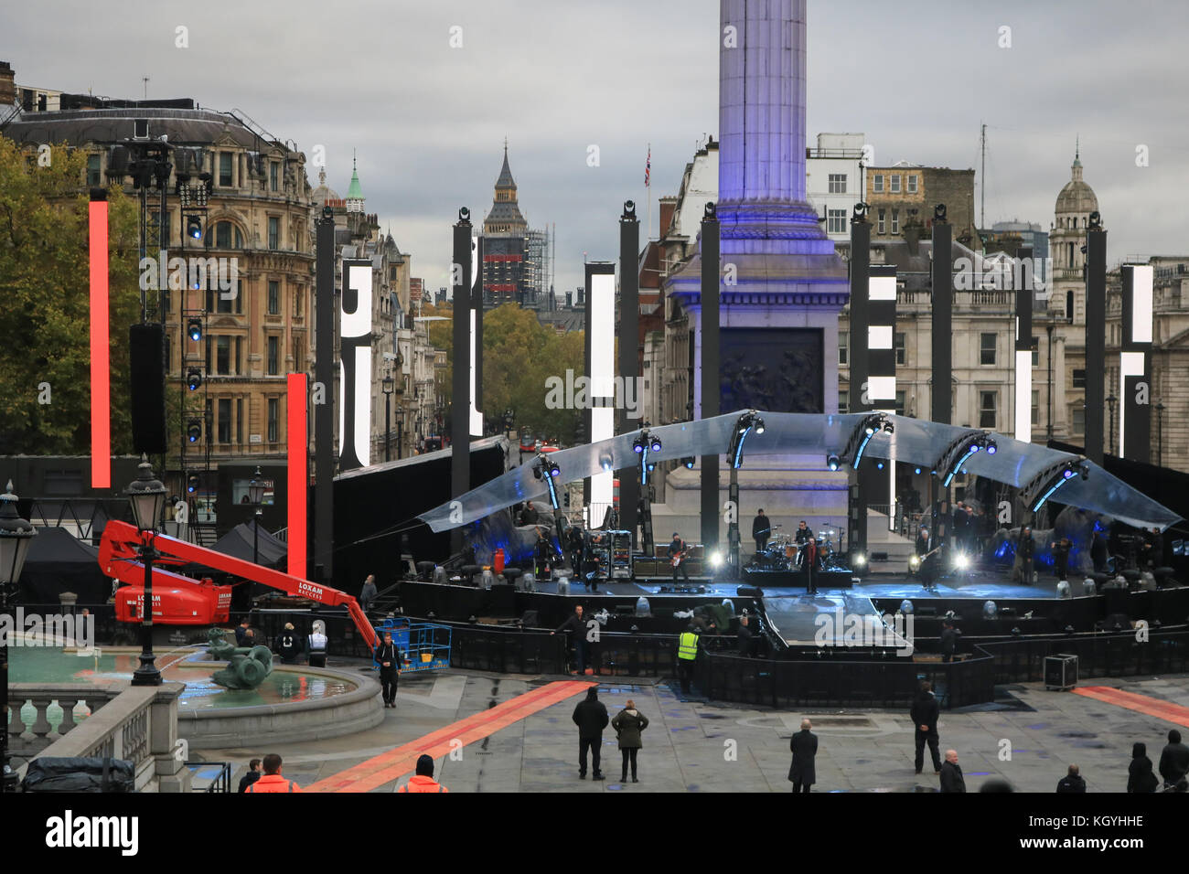 Londra, Regno Unito. Xi nov, 2017. ai membri la irish rock band U2 band provate sul palco a Trafalgar Square a Londra per il loro prossimo concerto credito: amer ghazzal/alamy live news Foto Stock