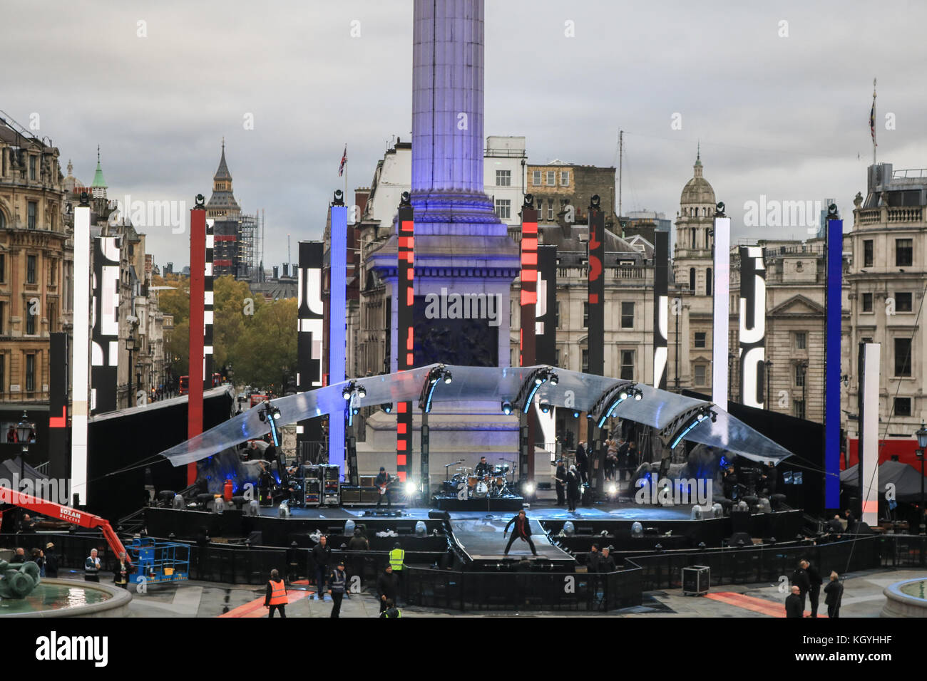 Londra, Regno Unito. Xi nov, 2017. ai membri la irish rock band U2 band provate sul palco a Trafalgar Square a Londra per il loro prossimo concerto credito: amer ghazzal/alamy live news Foto Stock
