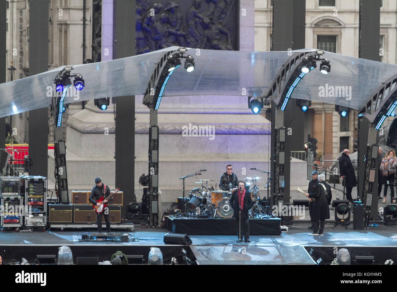 Londra, Regno Unito. Xi nov, 2017. membri della Irish rock band U2 band provate sul palco a Trafalgar Square a Londra per il loro prossimo concerto credito: amer ghazzal/alamy live news Foto Stock