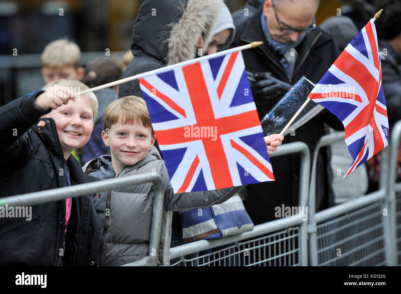 Londra, Regno Unito. Xi Nov, 2017. I bambini d'onda bandiere dell'Unione come i partecipanti passano dalla Cattedrale di San Paolo durante il signore sindaco di Show, la più antica e la più imponente processione civico nel mondo. Per oltre 800 anni, il neo eletto sindaco di Londra rende il suo o la sua strada dalla città di Westminster distanti per giurare fedeltà alla corona. Credito: Stephen Chung/Alamy Live News Foto Stock