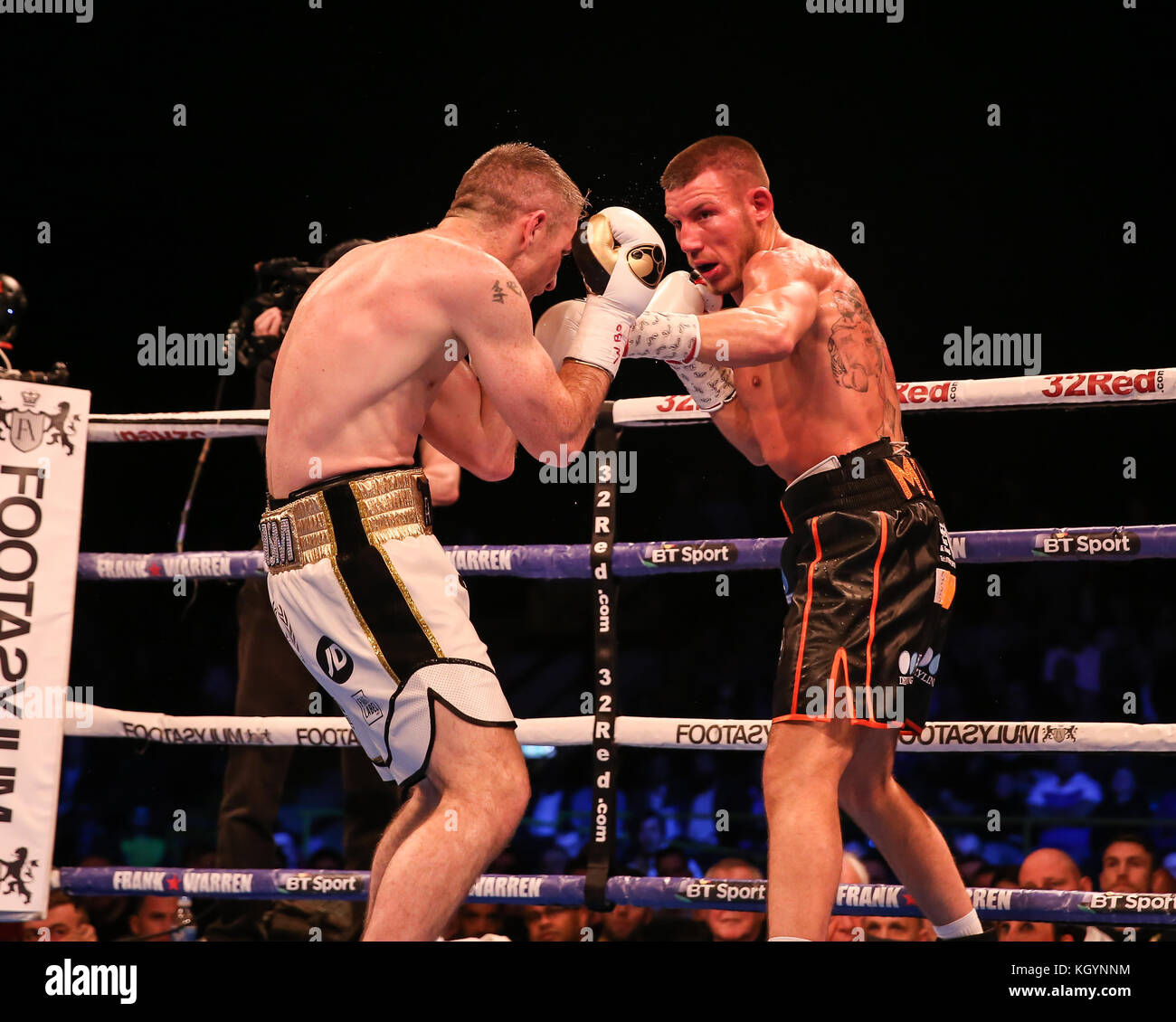 Metro Radio Arena, Newcastle, Regno Unito. Undicesimo di novembre 2017, Frank Warren Boxing promozione. Smith V Williams 2 Liam Smith v Liam Williams, Eliminatore ufficiale WBO Mondo Super -Welterweight Liam Smith in pantaloncini bianchi, Smith ha vinto sulla decisione, Credito Huw Fairclough/ Alamy Live News Foto Stock