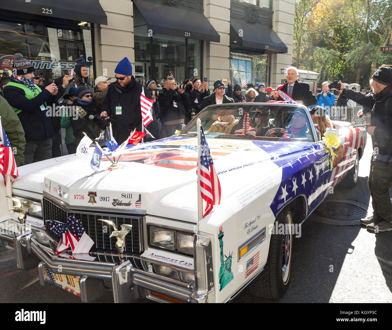 New york, ny - Novembre 11, 2017: grand marshal astronauta della NASA Buzz Aldrin giostre vintage Cadillac Eldorado a new york 99th veterani annuale parata del giorno sulla quinta avenue Foto Stock