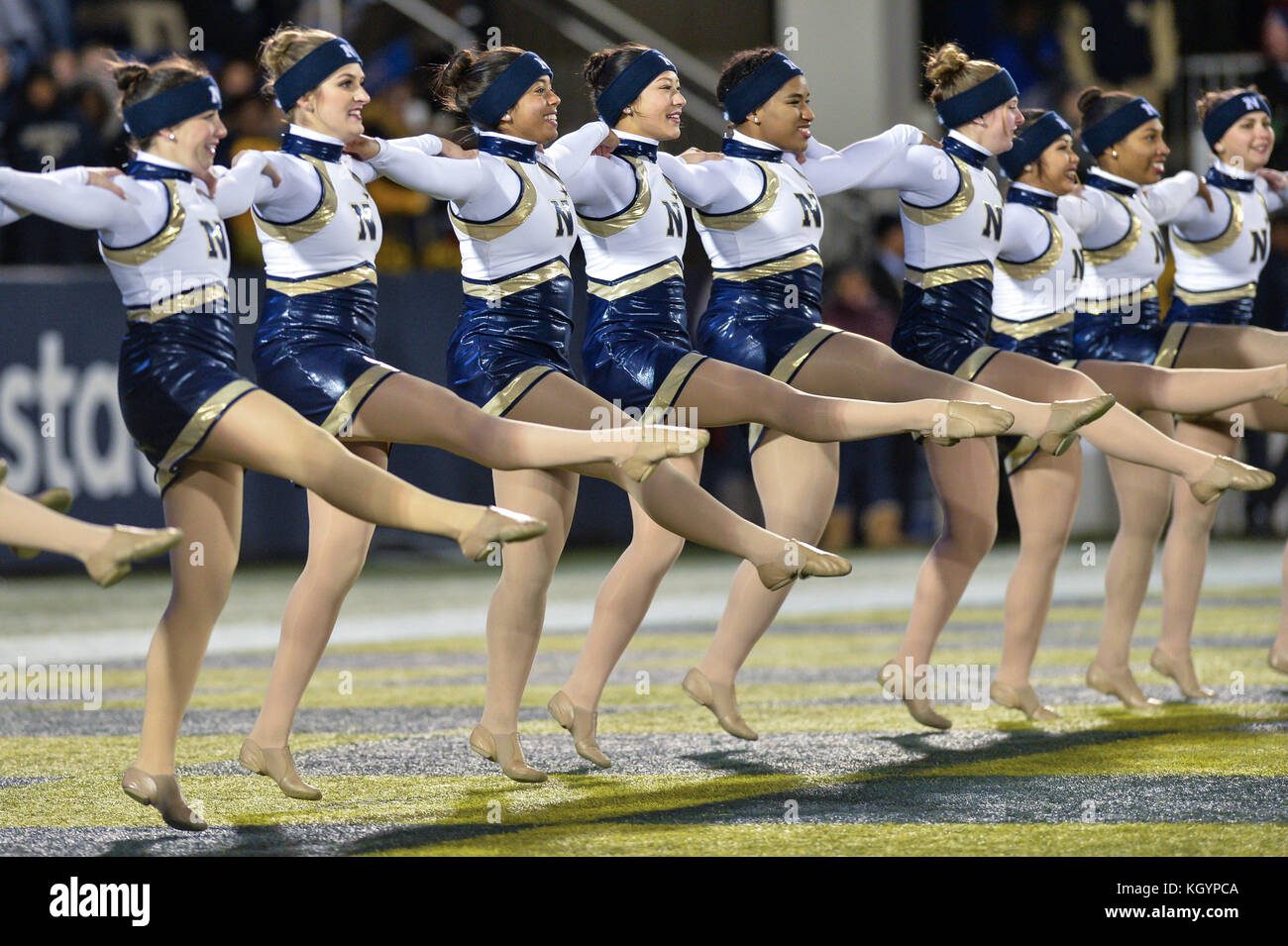 Annapolis, Maryland, Stati Uniti d'America. Xi Nov, 2017. La Marina dance team intrattiene la folla durante il gioco presso Navy-Marine Corps Memorial Stadium, Annapolis, Maryland. Credito: Amy Sanderson/ZUMA filo/Alamy Live News Foto Stock