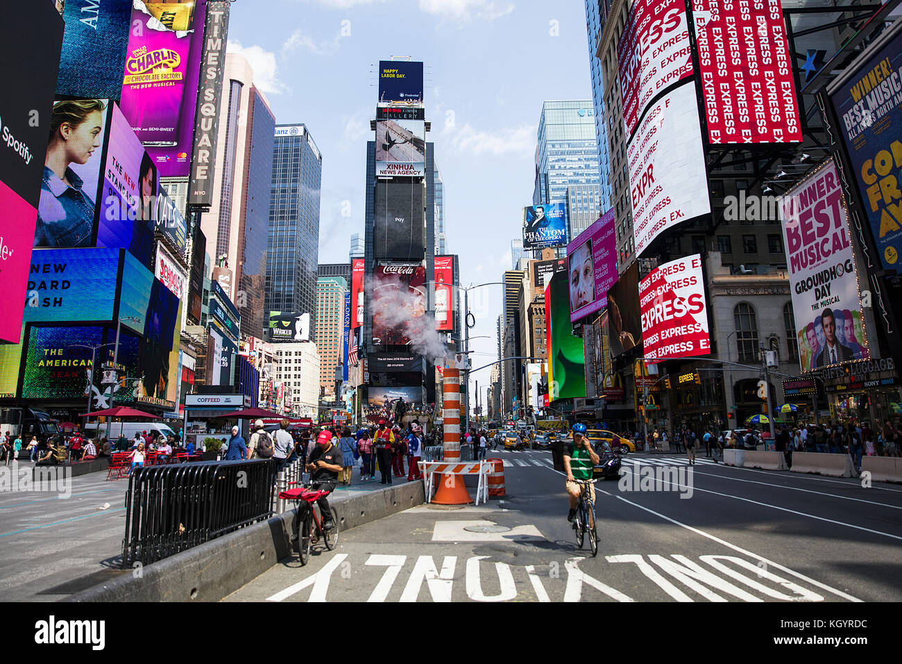 Persone non identificate in Times Square a New York. Times Square è la più popolare località turistica nella città di New York Foto Stock