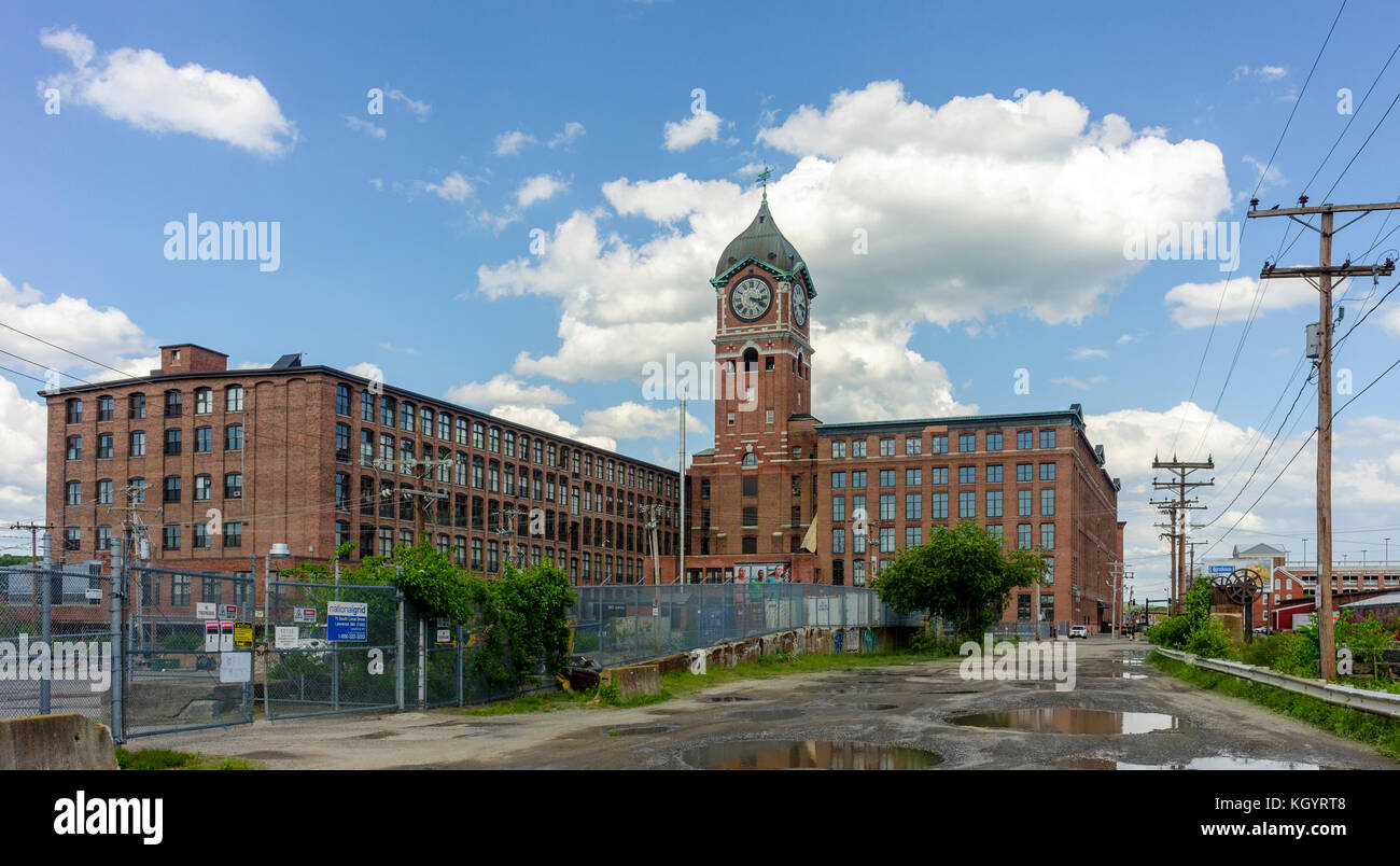 Vista panoramica del fiume Merrimack a Lawrence, Massachusetts con una vista della storica Ayer Clock Tower e il mulino di costruzione su entrambe le sponde del fiume. Foto Stock