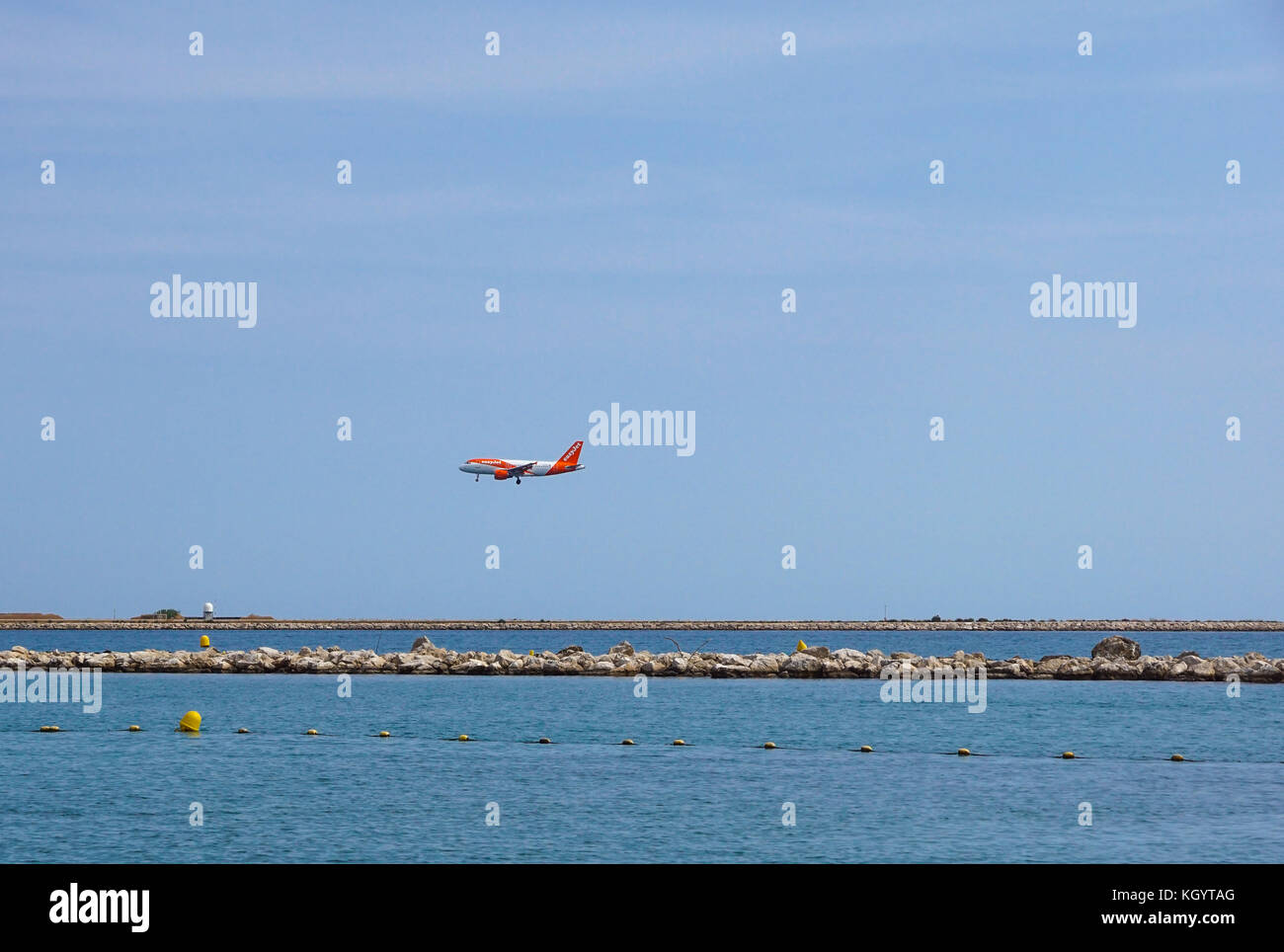 Dall'aeroporto di Nizza, Francia - Agosto 2017 : easyjet Airbus A319 sulla rotta di avvicinamento ad atterrare all'aeroporto di Nizza, Francia. Foto Stock