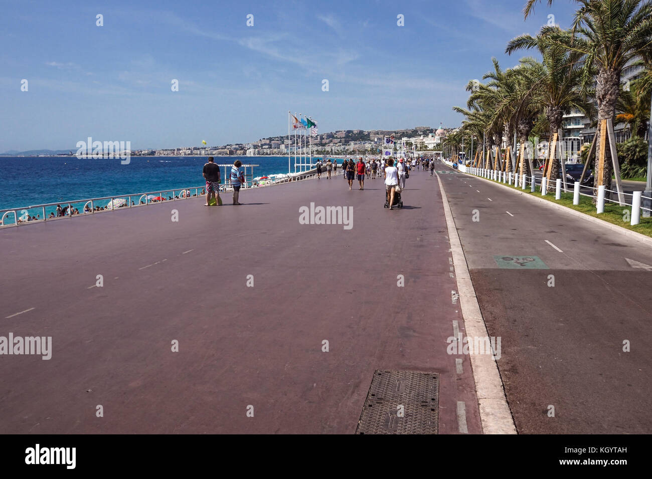 NIZZA, FRANCIA - 15 agosto 2017: Edifici moderni sulla Promenade des Anglais a Nizza, Costa Azzurra. Foto Stock