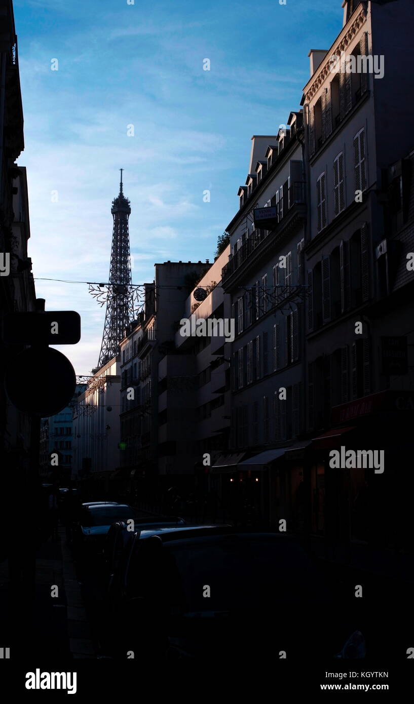AJAXNETPHOTO. 26TH DEC, 2009. PARIGI, FRANCIA. - RUE STE. DOMINIQUE, TORRE EIFFEL SULLO SFONDO. PHOTO:JONATHAN EASTLAND/AJAX REF:GXR92612 1030176 Foto Stock