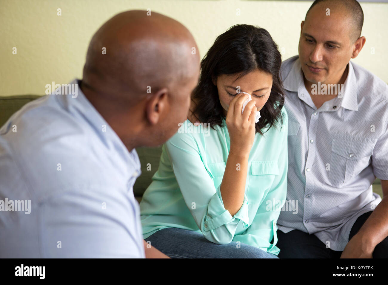 Sconvolto donna getting marraige counseling con suo marito. Foto Stock