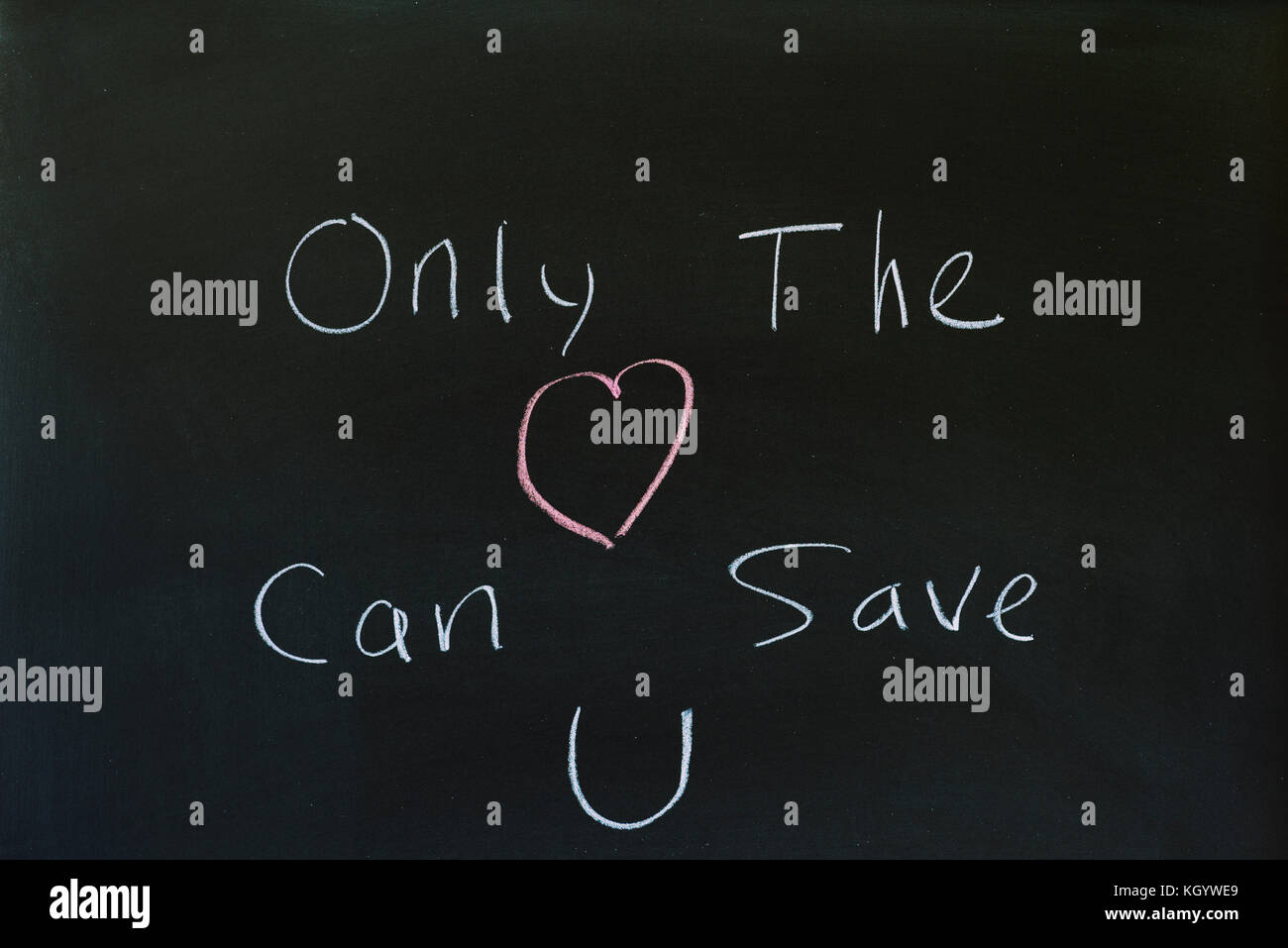 La frase solo il cuore può risparmiare scritto il colore scuro dello sfondo. Foto Stock