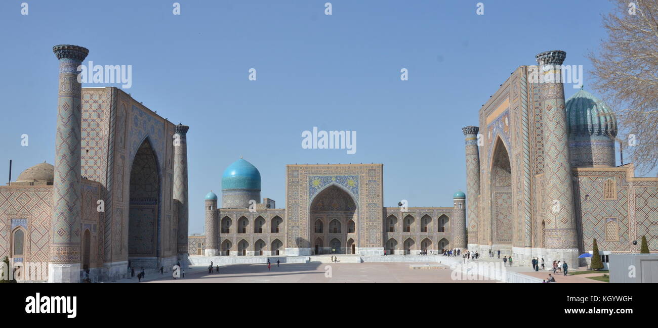Ulugh Beg, Madrasa Tilya-Kori e Sher-Dor, scuole islamiche, nella città di Samarcanda, Uzbekistan, dinastia timuride. Piazza Registan, Sand Place. Foto Stock
