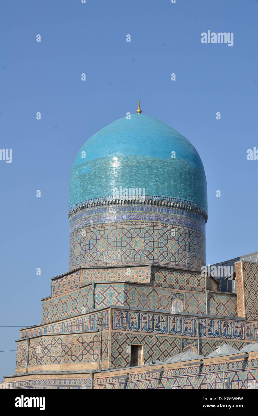 Ulugh Beg, Madrasa Tilya-Kori e Sher-Dor, scuole islamiche, nella città di Samarcanda, Uzbekistan, dinastia timuride. Piazza Registan, Sand Place. Foto Stock