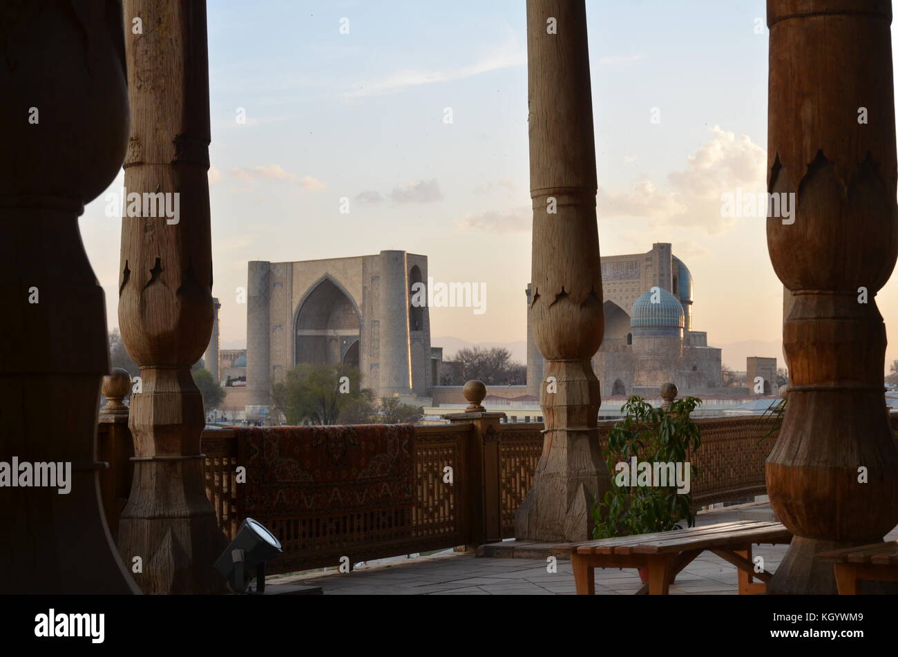 Bibi-khanum moschea in background, scolpito in legno pilastri nella parte anteriore, in Samarcanda via della seta città, Uzbekistan. Foto Stock