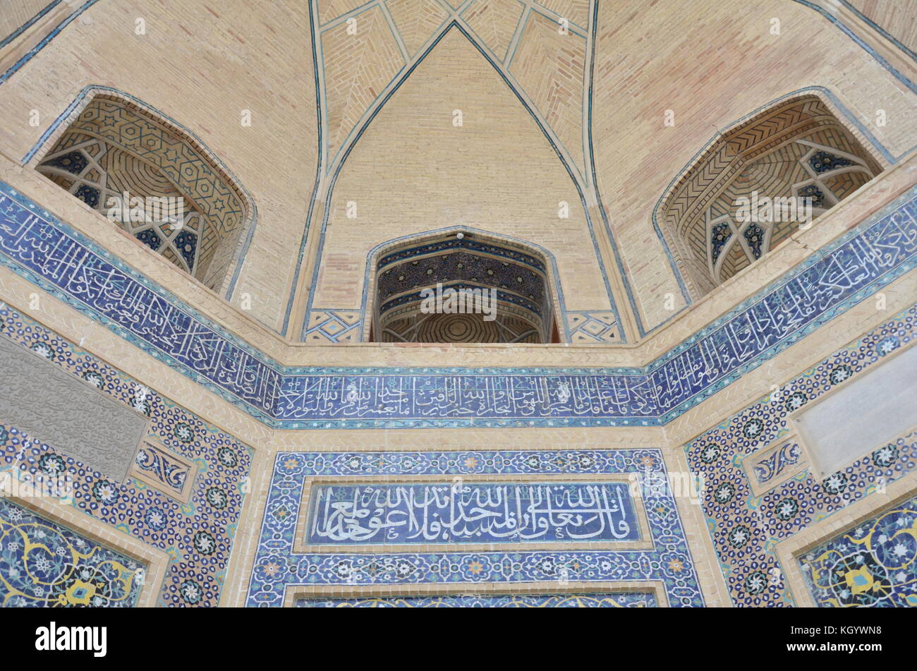 Blu geometrica delle piastrelle con scrittura calligrafica, modello a stella, in Samarcanda, Silk Road city, Uzbekistan. Foto Stock