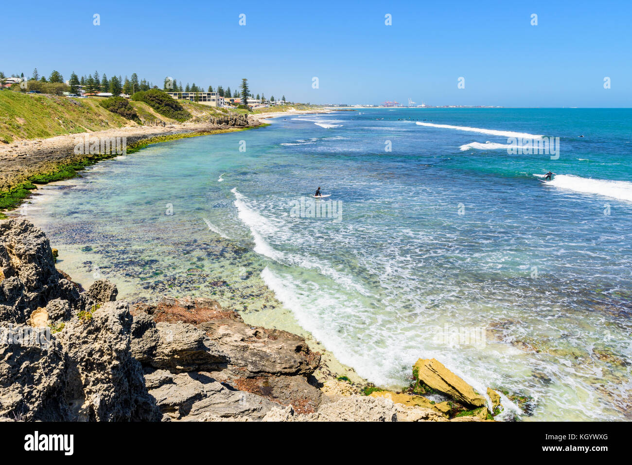 La famosa scogliera rocciosa rivestita surf beach del Sud Cottesloe, Cottesloe, Australia occidentale Foto Stock