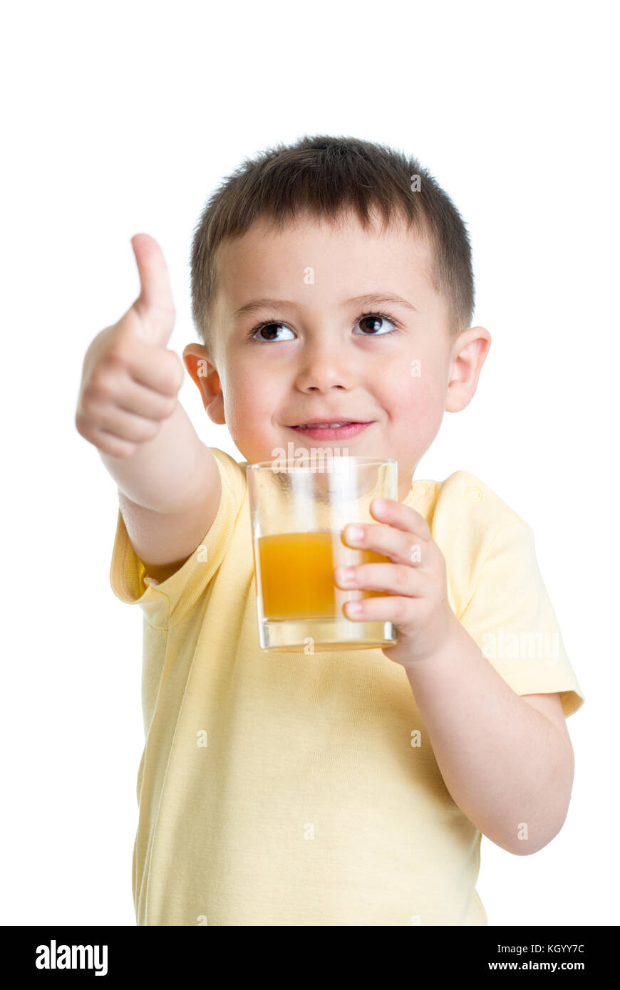 Bambino felice ragazzino di bere succo di frutta fresco, isolato su sfondo bianco Foto Stock
