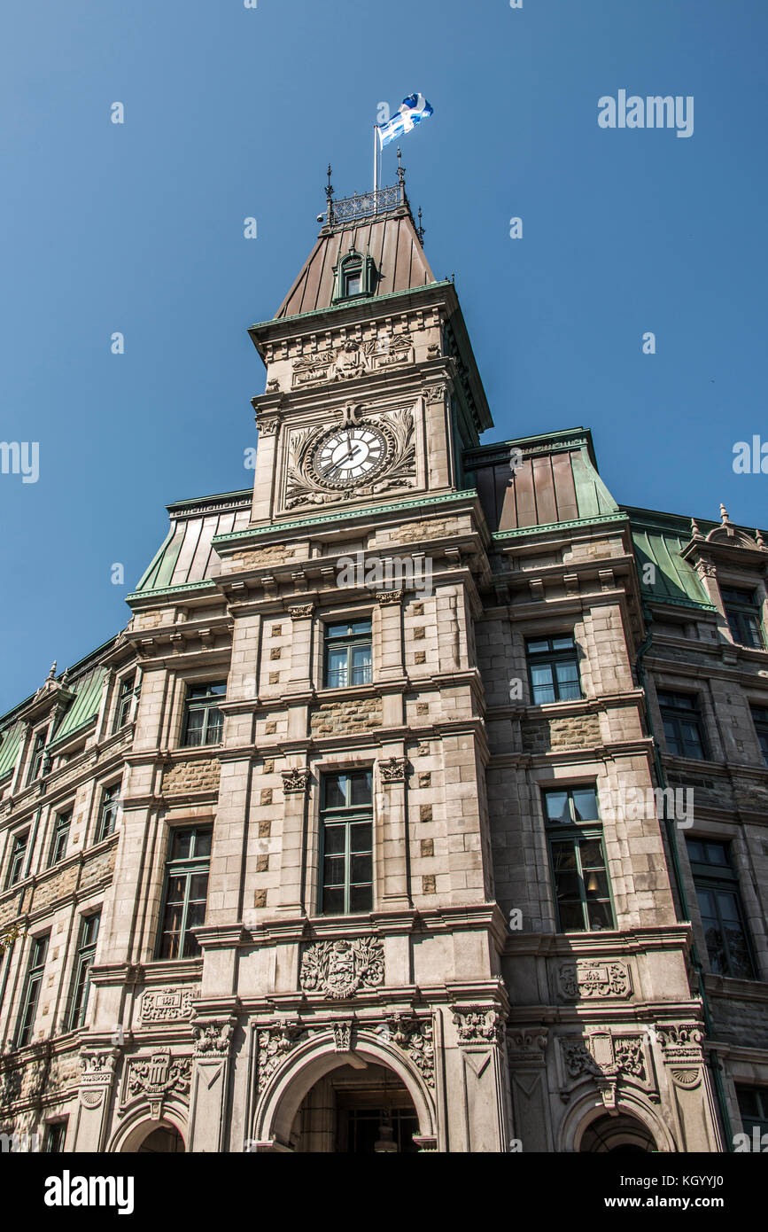 Clocktower classico edificio nella città di Québec in Canada con la bandiera del Québec in una giornata di sole blu cielo Foto Stock