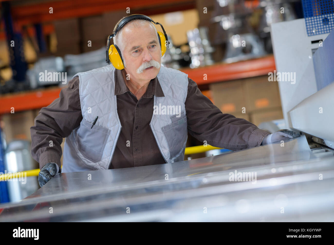 Senior artigiano lavora con la protezione del lavoro al negozio di falegnameria Foto Stock