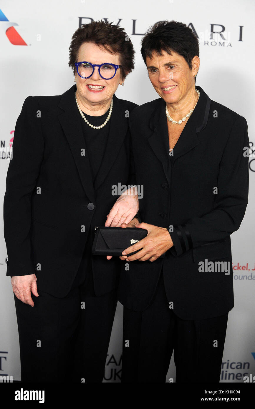 Billie Jean King e Ilana Kloss partecipano al gala il 7 novembre 2017,  nella Cattedrale di San Giovanni il Divino, il 25° anniversario della Elton  John AIDS Foundation Foto stock - Alamy