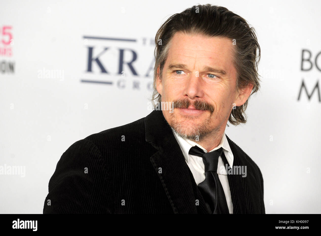 Ethan Hawke partecipa al gala il 7 novembre 2017 nella Cattedrale di San Giovanni il Divino, il 25° anniversario della Elton John AIDS Foundation. Foto Stock