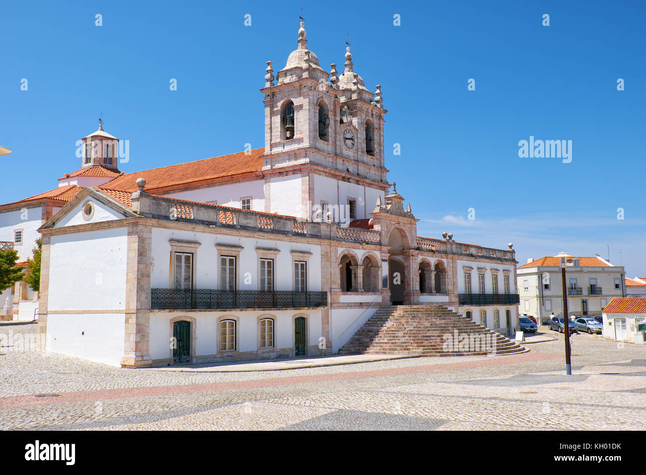 La vista di Nossa Senhora da nazare chiesa sulla piazza centrale della cittadina nazare. Portogallo Foto Stock