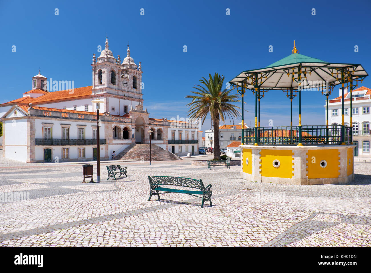 La piazza centrale di nazare con padiglione e di Nossa Senhora da nazare chiesa sullo sfondo. Portogallo Foto Stock