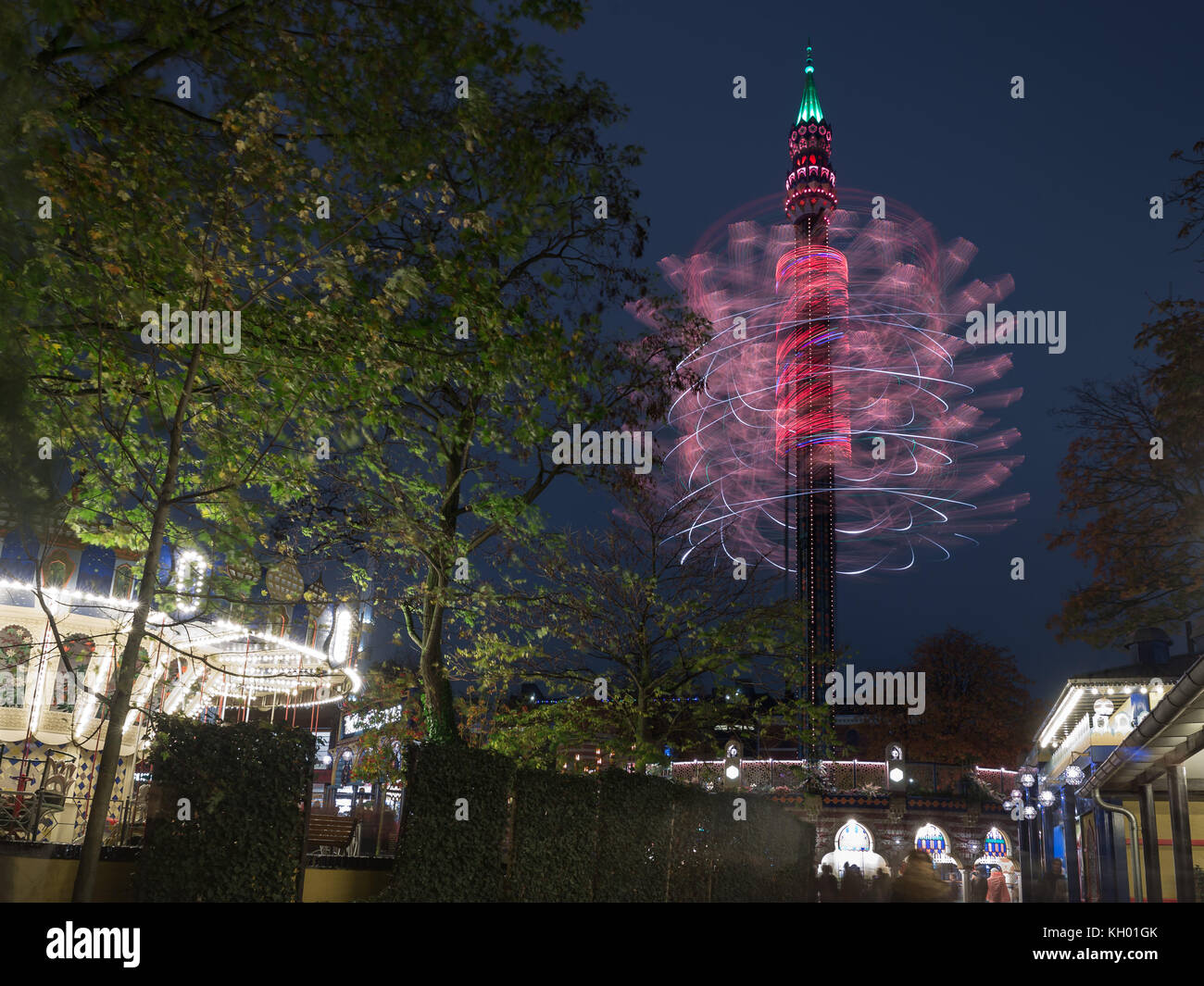Una lunga esposizione di merry go round in notturna a Tivoli Gardens Copenhagen Foto Stock